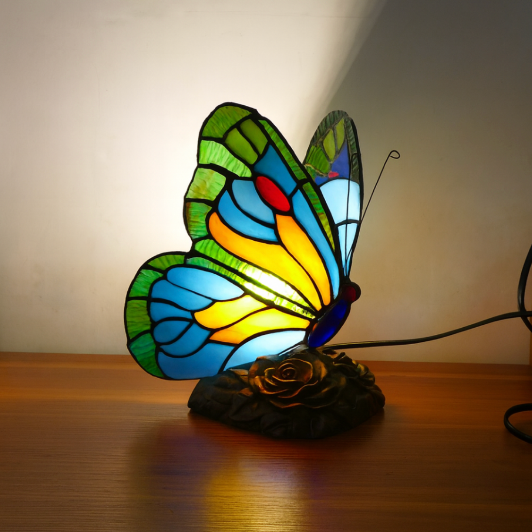 Lampada a farfalla blu scolpita